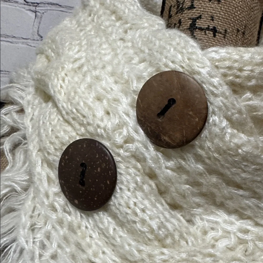 🆕 Creme Fringed Knit Scarf/Cowl with Wooden Buttons - Picture 3 of 7